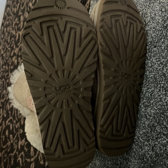 bailey button uggs - Picture 4 of 5